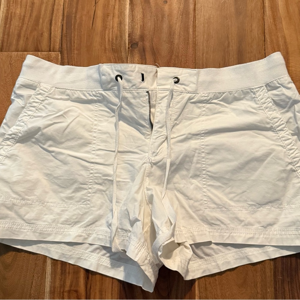 a.n.a Classic White Shorts
